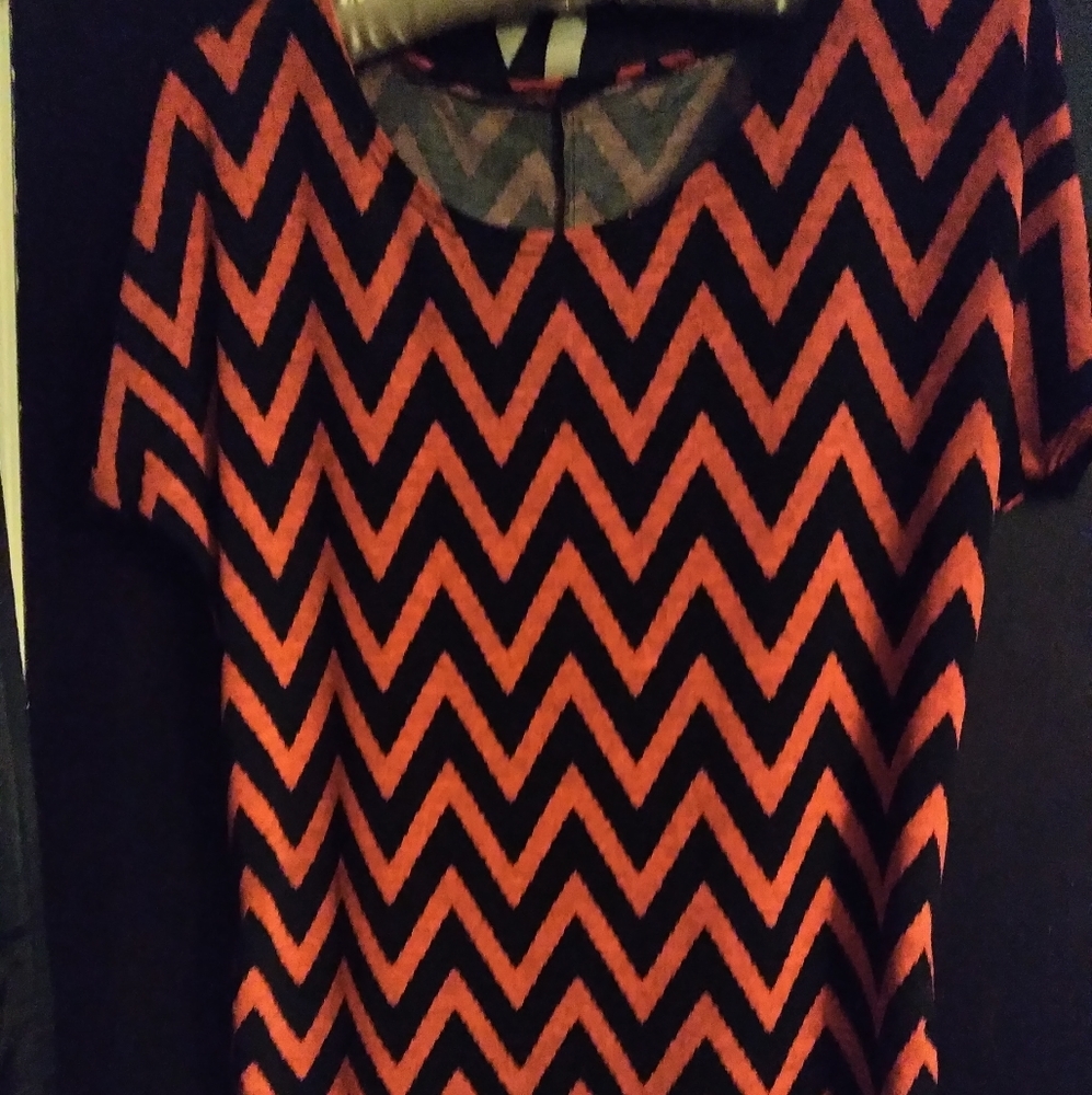 🌻5/$10 Chevon orange and black Shirt